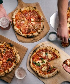 Alternative view of Ooni 12" bambusz pizzalapát és tálaló