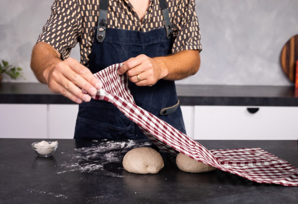 Az otthoni pita-, kenyér- és lepénysütés alaplépései pizzakemencében – 3 recepttel