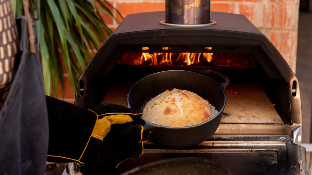 Az otthoni pita-, kenyér- és lepénysütés alaplépései pizzakemencében – 3 recepttel