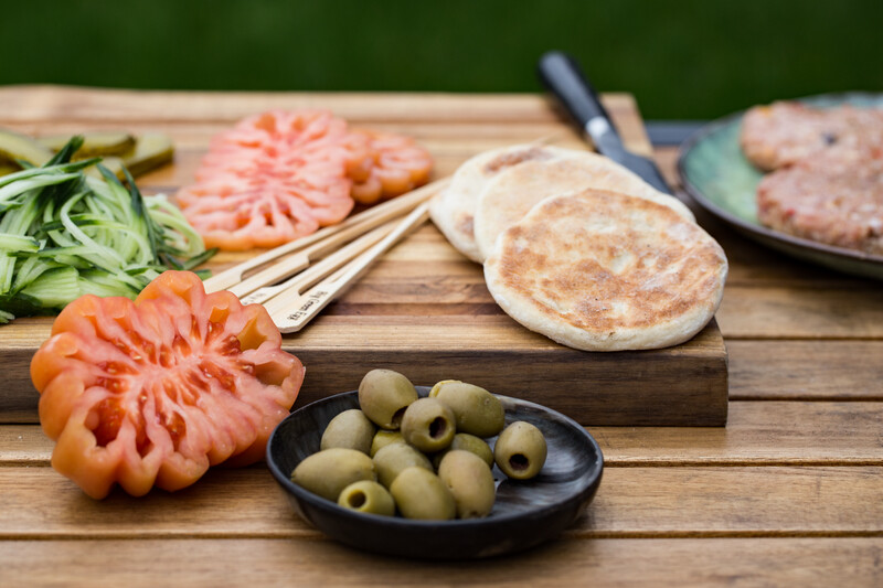 Az otthoni pita-, kenyér- és lepénysütés alaplépései pizzakemencében – 3 recepttel