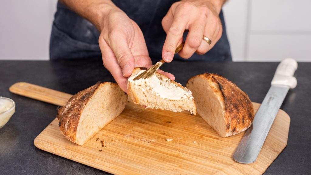 Az otthoni pita-, kenyér- és lepénysütés alaplépései pizzakemencében – 3 recepttel
