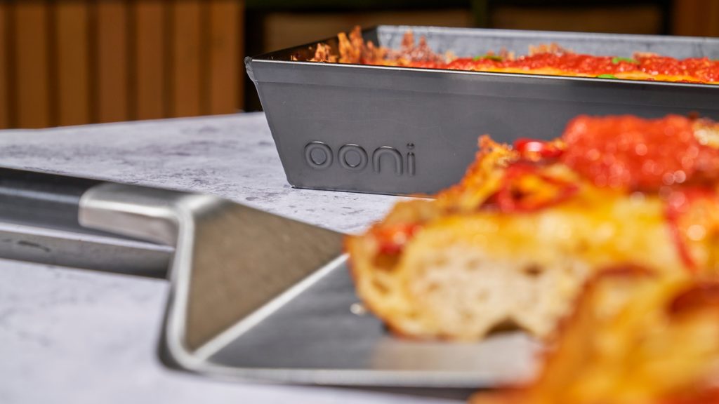 Az otthoni pita-, kenyér- és lepénysütés alaplépései pizzakemencében – 3 recepttel