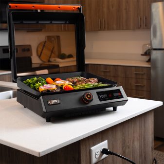 8000EU_0005_8000_17EseriesGriddle_Lifestyle_025