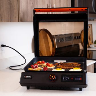 8000EU_0006_8000_17EseriesGriddle_Lifestyle_018