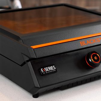 8000EU_0007_8000_17EseriesGriddle_Lifestyle_015