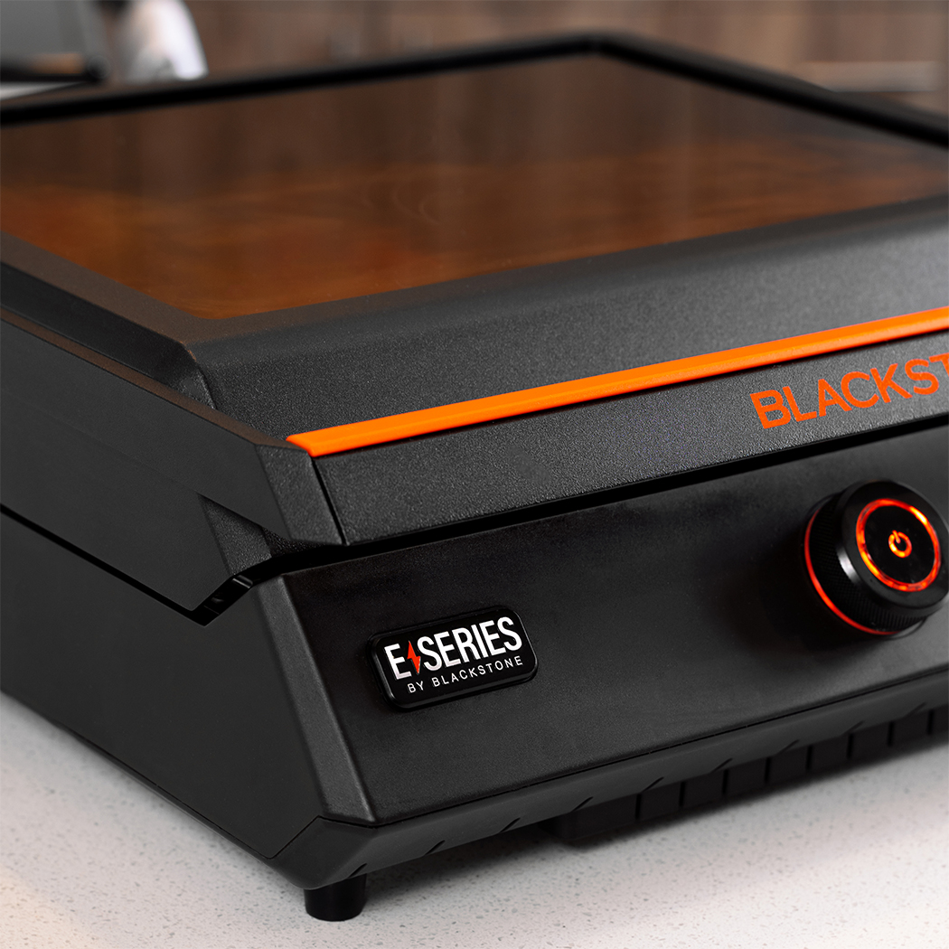 8000EU_0007_8000_17EseriesGriddle_Lifestyle_015