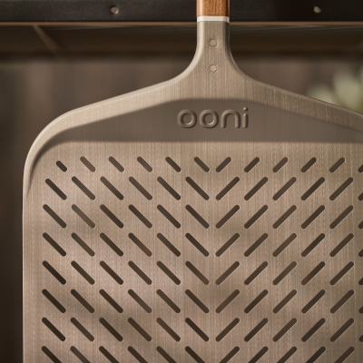 Ooni Signature 12″ prémium perforált pizzalapát – diófa nyéllel