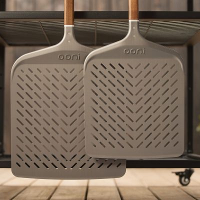 Ooni Signature 12″ prémium perforált pizzalapát – diófa nyéllel